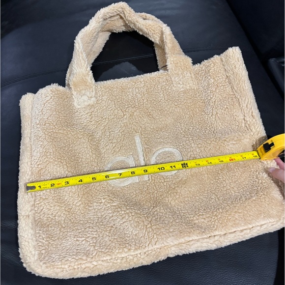 Alo foxy sherpa tote - Picture 4 of 4